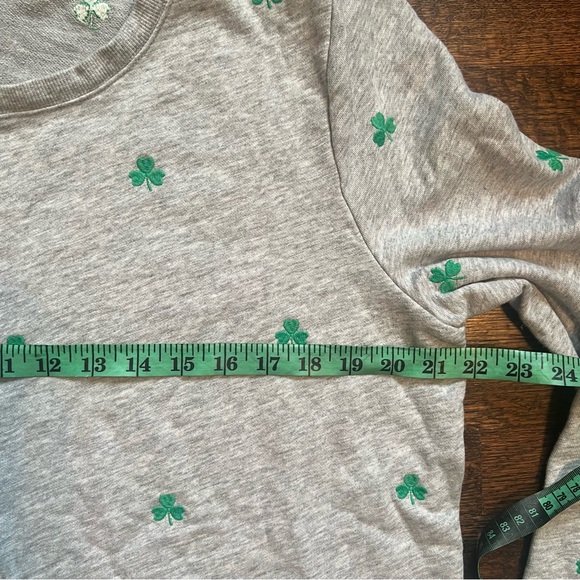 Talbots gray sweatshirt with embroidered green Shamrocks. Size XL - Picture 6 of 10